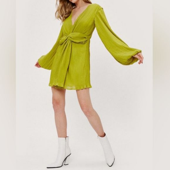 Nasty Gal Dresses & Skirts - NWT Nasty Gal Pleated Lettuce Hem Twist Front Mini Dress Women's 4 Green Retro